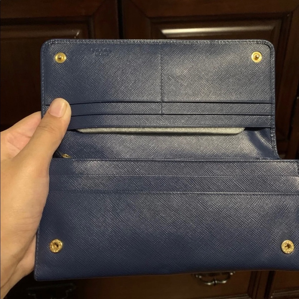 Prada - Picture 2 of 3